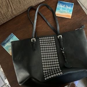 Like new.  Laptop room !!